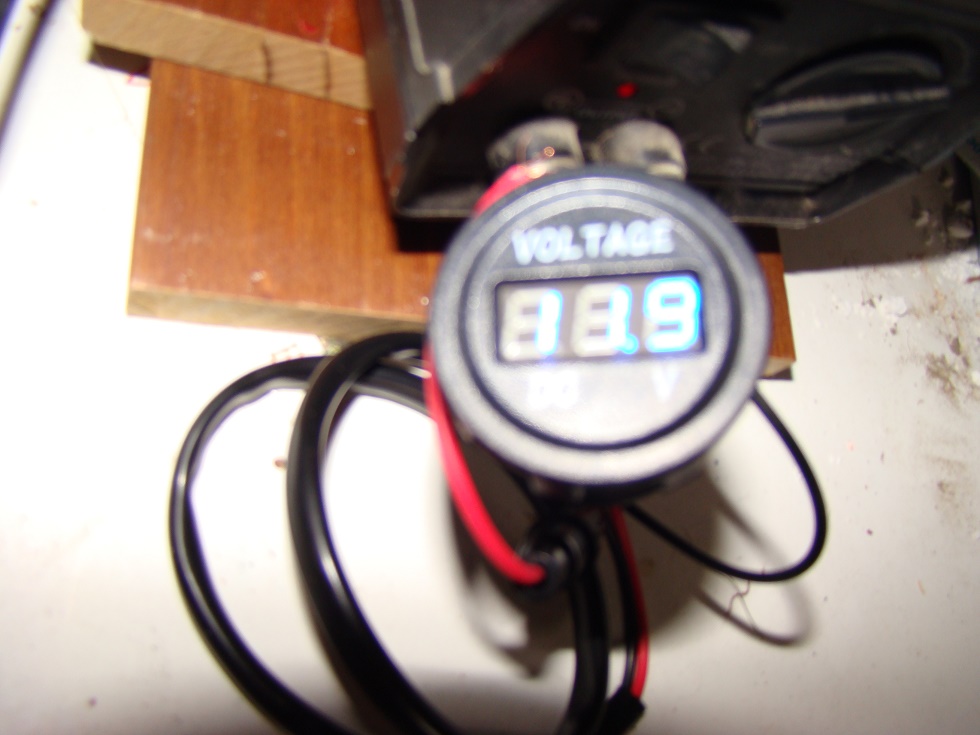 Volmètre rond numérique courant continu de 8 à 30 VDC- Code EL 084 