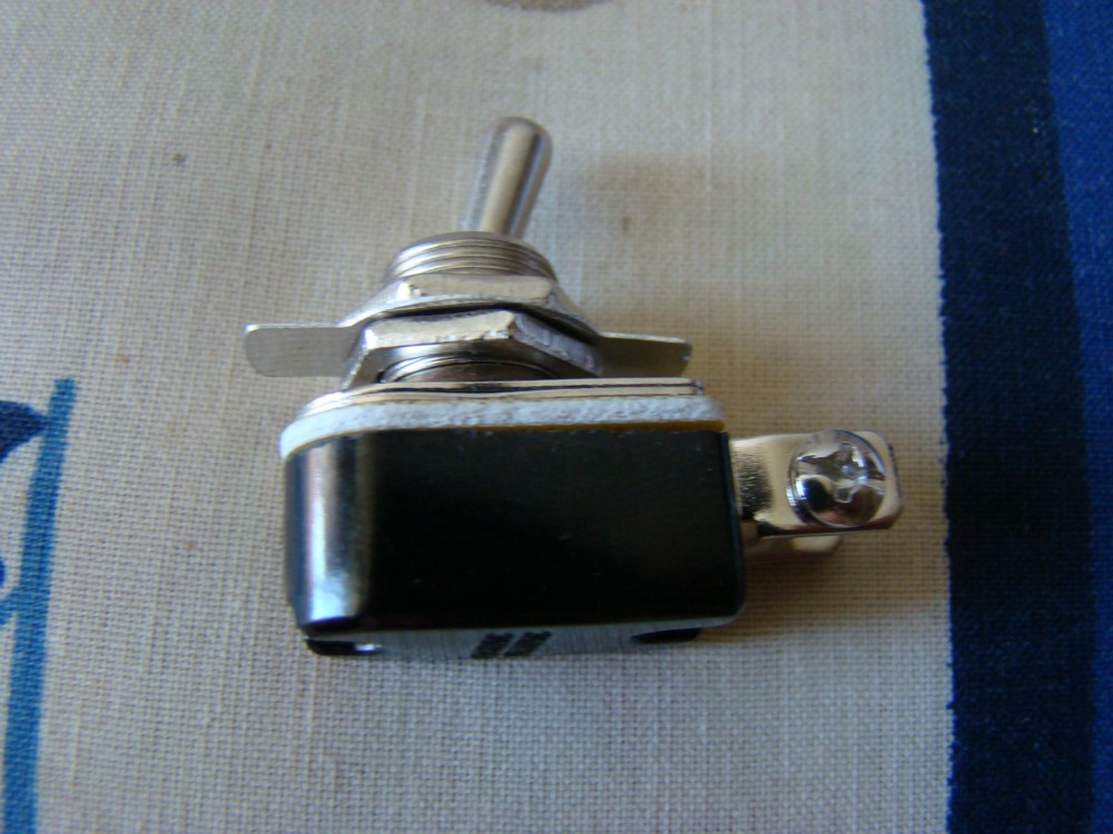 Mini interrupteur 3 A 250 VAC  sorties a cosses,à vis ou précablées . - Code IL 001 9