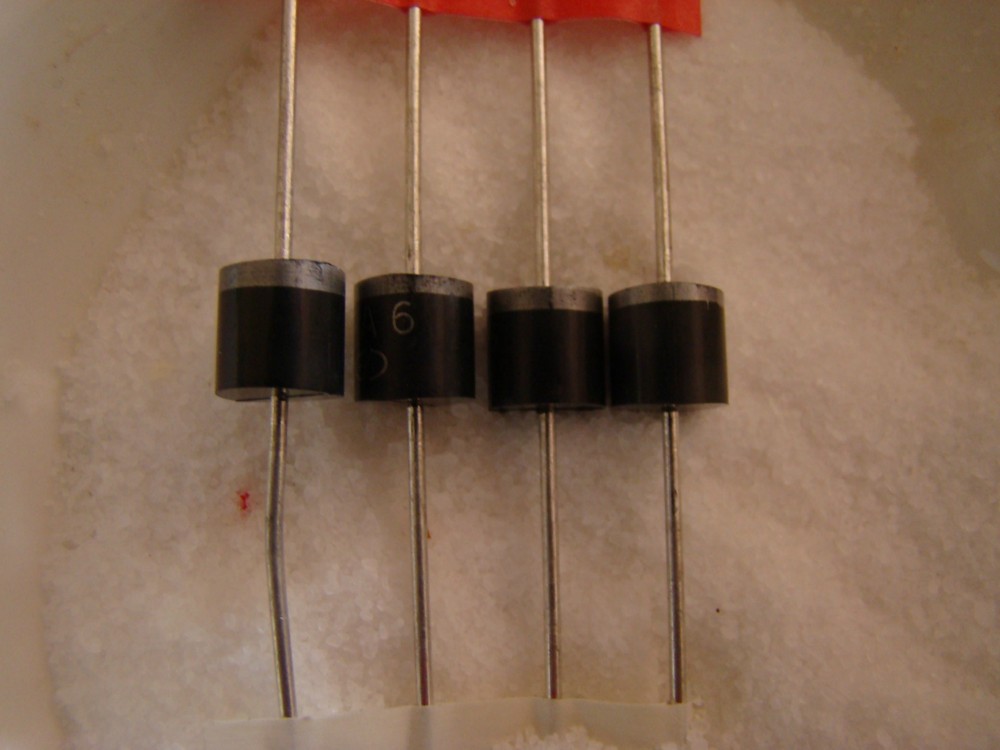  Quatre diodes 6A6 OU P600M - Code EL 097