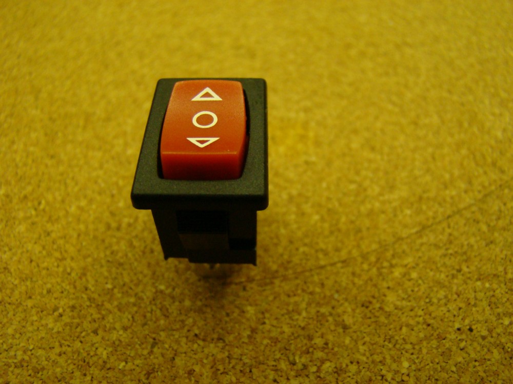 Les Mini interrupteur à bascule momentané - Code IB 036  