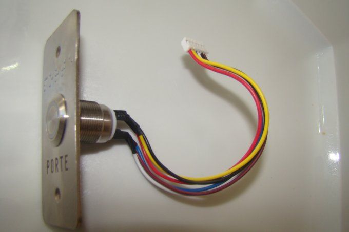 Bouton de porte électrique précablé