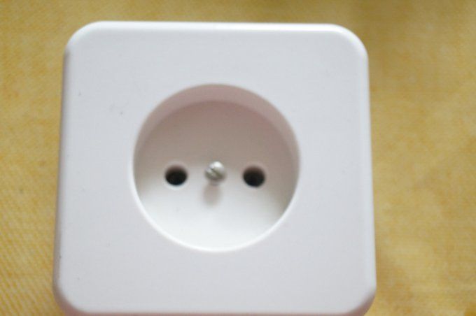 Prise deux pôles a encastrer