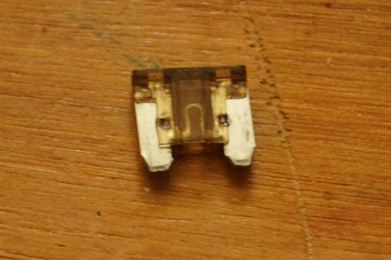 Micro fusible auto ;Le plus petit des fusibles embrochable Code AM 016 