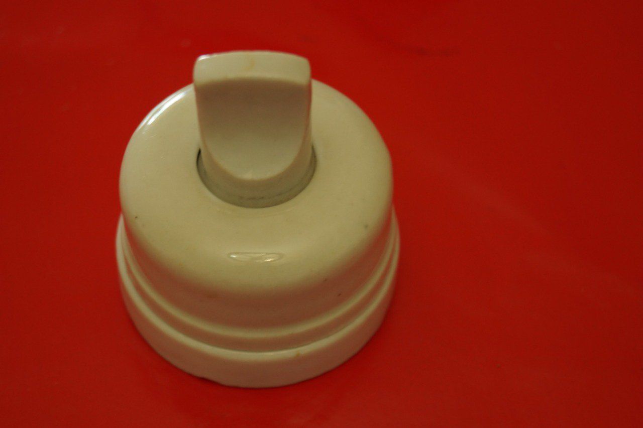 Interrupteur rotatif tout porcelaine Code VEP 065 
